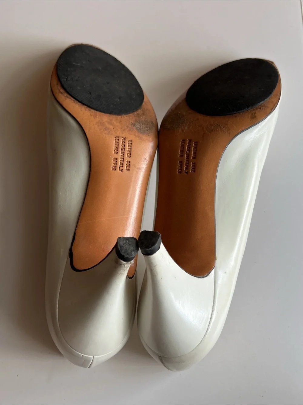 Vintage Salvatore Ferragamo Ivory Leather Kitten Heel Pumps Almond Toe Size 9